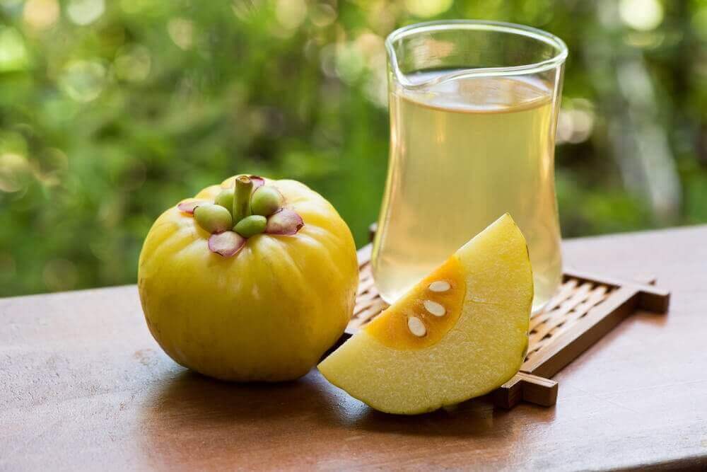 owoce garcinia cambogia i sok w dzbanku