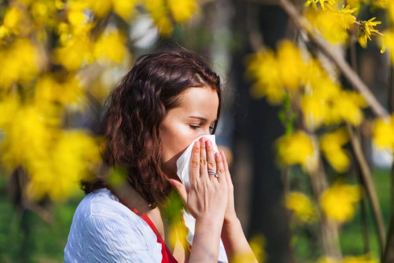 Kobieta z alergią na pyłki.