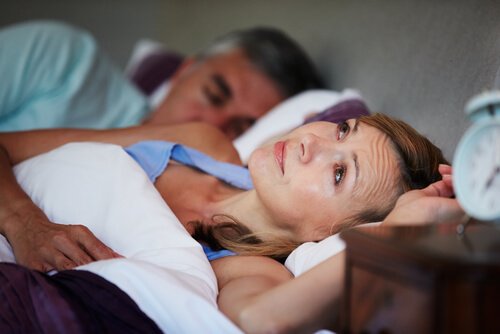 Kobieta nie może zasnąć - partner mówi przez sen