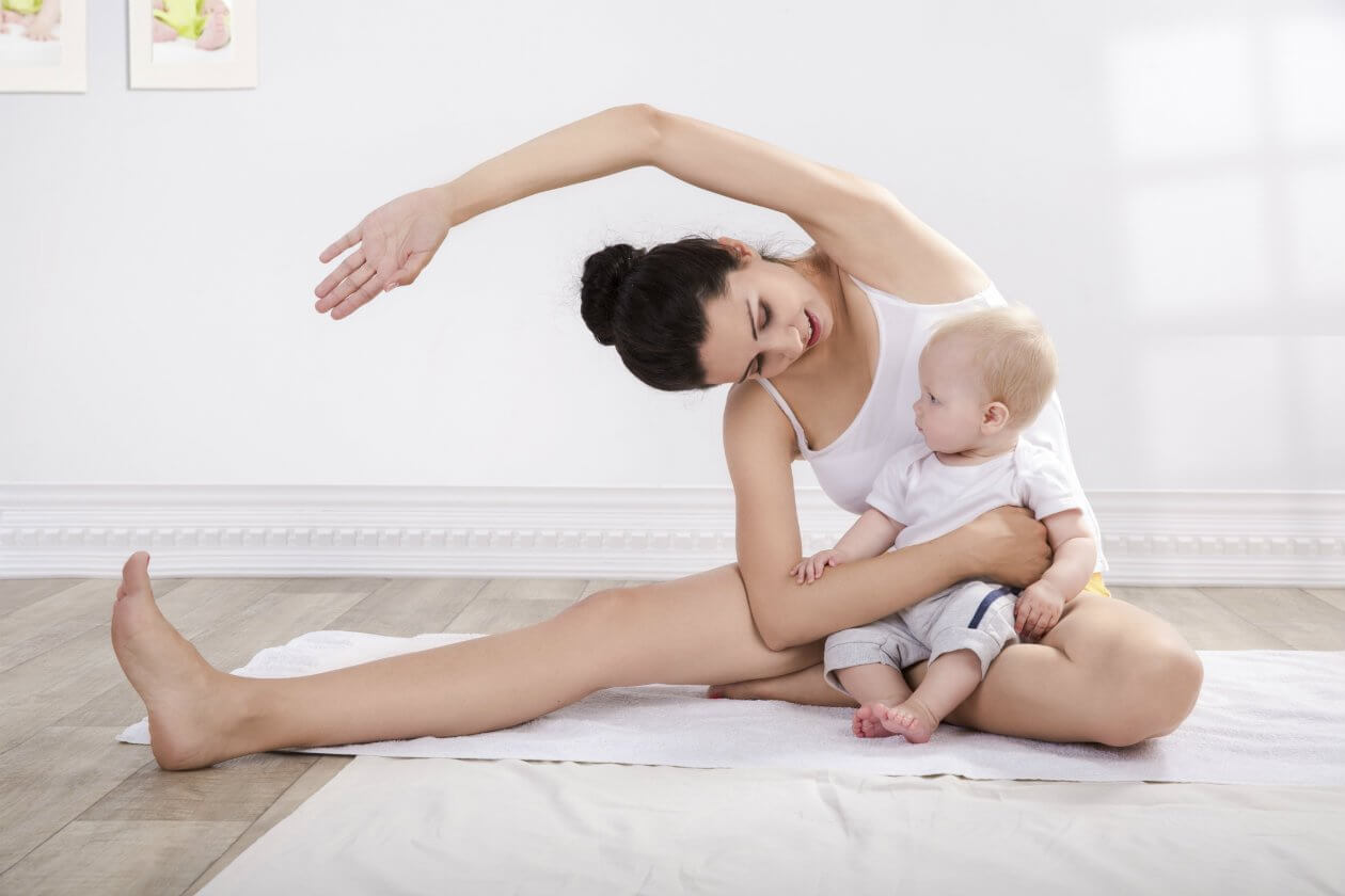 Ćwicząca mama po porodzie