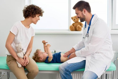 Dziecko na badaniu lekarskim zapalenie wyrostka robaczkowego u dzieci