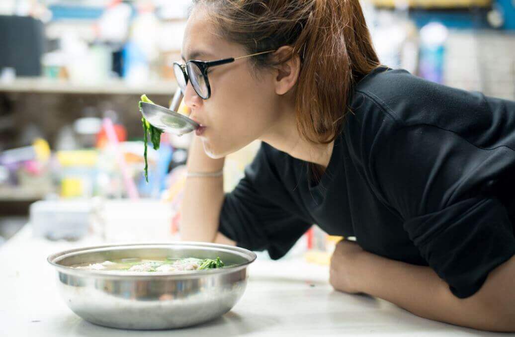 Dziewczyna próbująca zupę