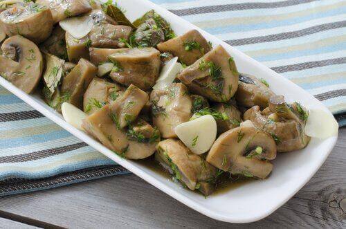 smażone pieczarki z czosnkiem
