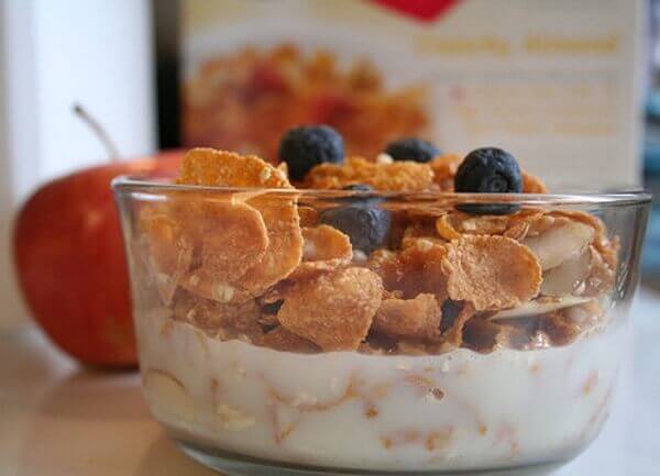 jogurt i płatki śniadaniowe to zdrowe śniadanie dla dzieci
