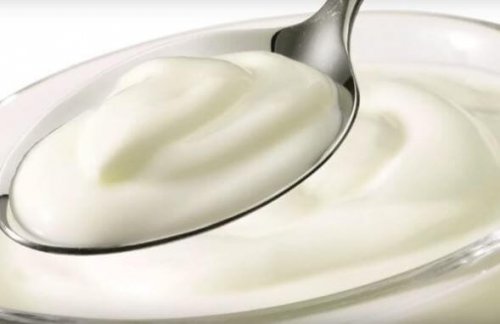 mrożony jogurt z truskawkami