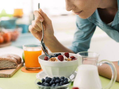 jogurt z malinami i płatkami a idealna dieta odchudzająca