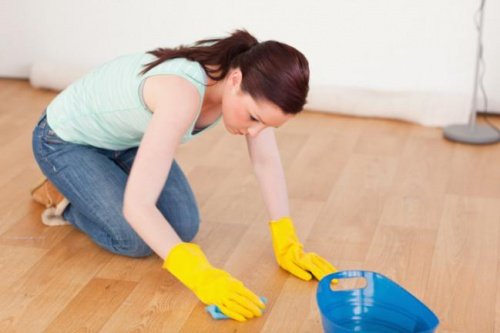 Kobieta myjąca podłogę