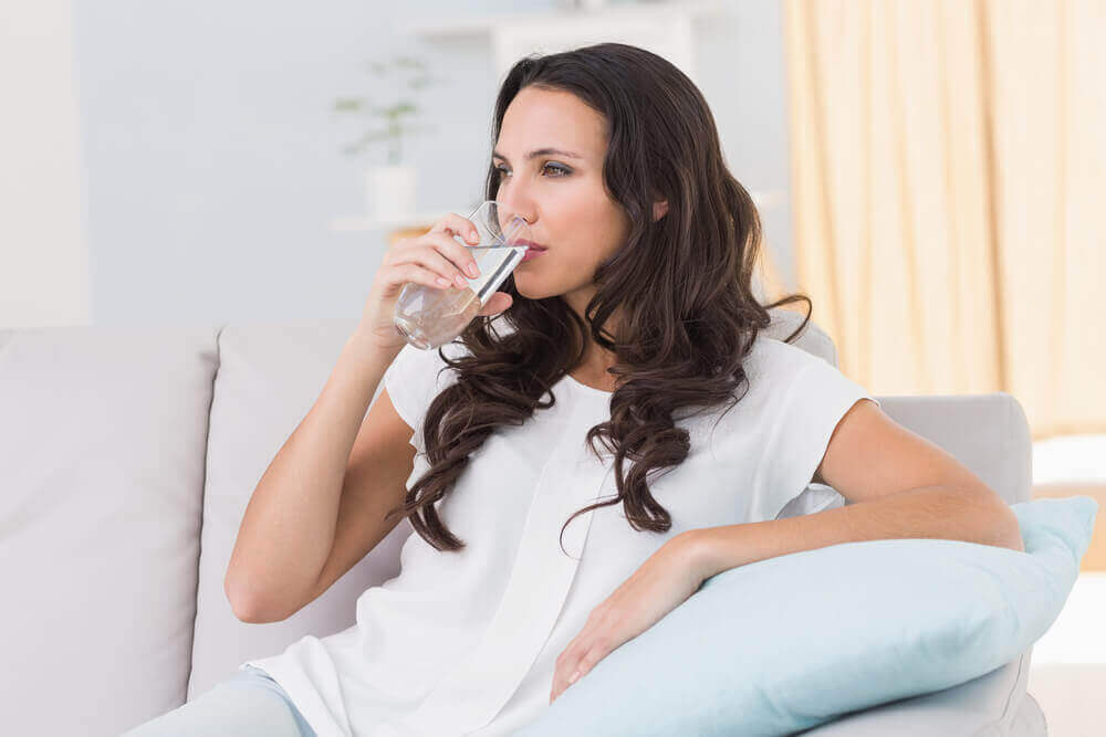 zdrowy tryb życia, kobieta pije wodę