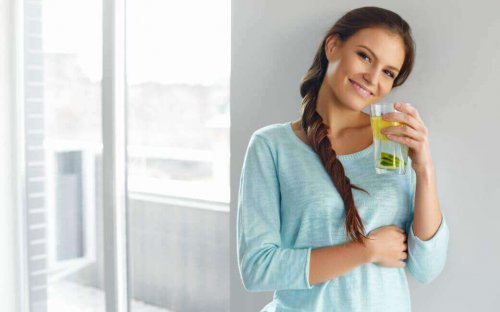 kobieta pijąca wodę z cytryną