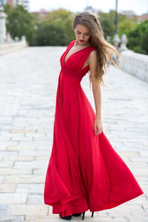kobieta w czerwonej sukience ma wysokie obcasy