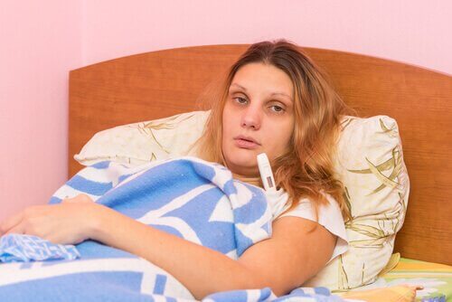 kobieta w łóżku z gorączką