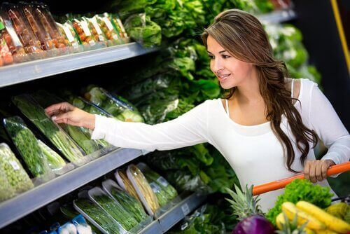 Kobieta kupująca warzywa mając ograniczony budżet.