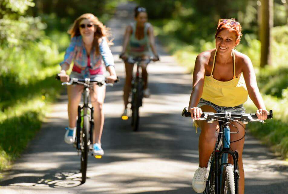 Kobiety jadące na rowerze