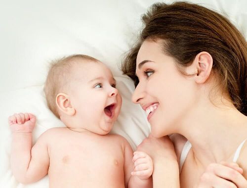 Mama i niemowlę - budzenie dziecka na zmianę pieluchy