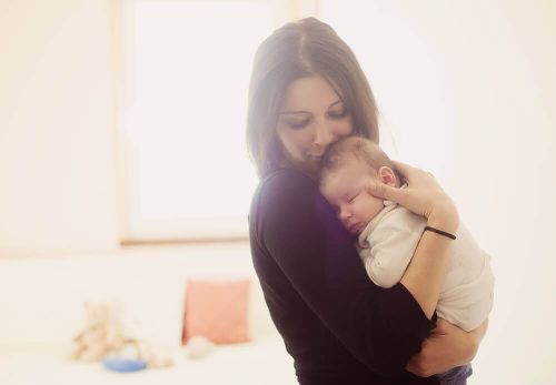 Świeżo upieczona mama z dzieckiem