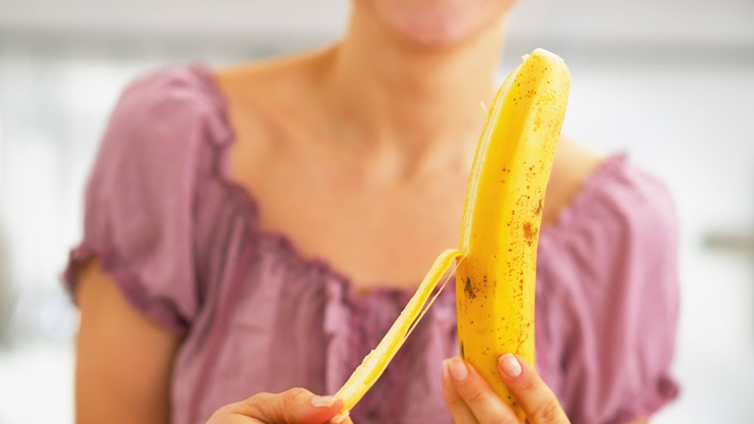 Obieranie banana ze skórki