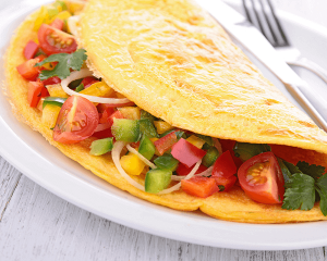 Omlet z warzywami – prosty przepis na śniadanie