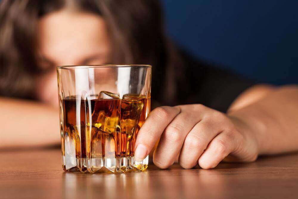 kobieta z whisky - węgiel aktywny na kaca
