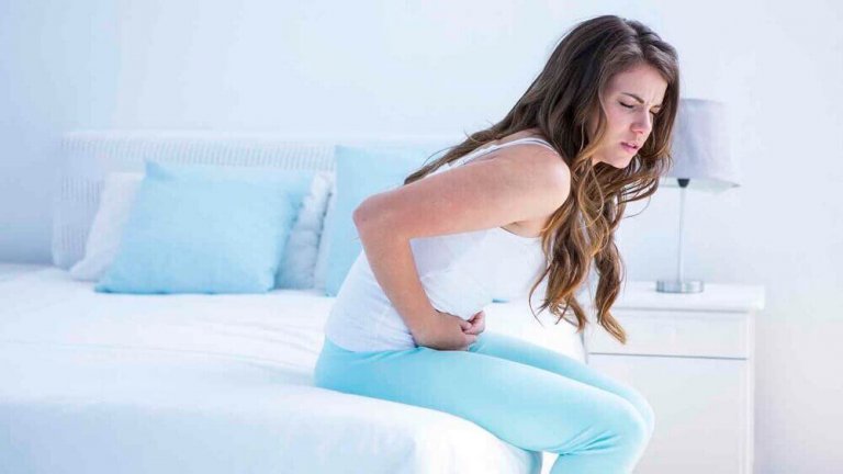 Kobieta z bólem brzucha spowodowanym przez bakteryjne zakażenie pochwy