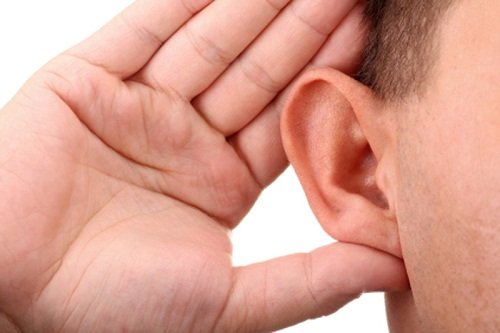 Ręka przy uchu, a problemy ze słuchem