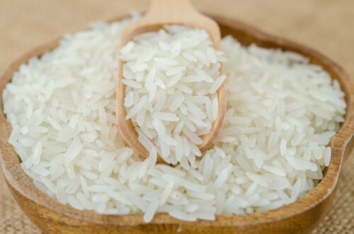 Korzyści z jedzenia ryżu. Biały ryż w misce