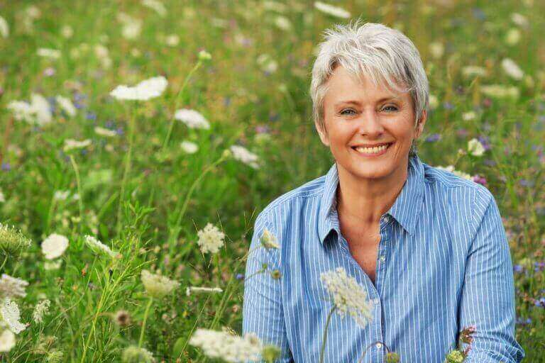 Starsza kobieta i okres menopauzy