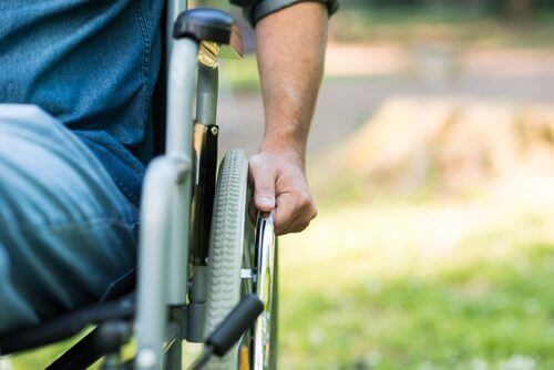 Mężczyzna na wózku inwalidzkim chory na stwardnienie rozsiane