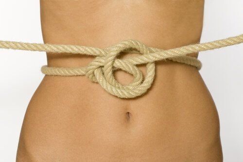 Ucisk w brzuchu, brzuch związany lina. zaparcia