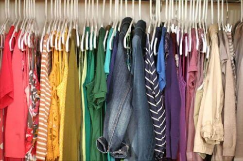 Różne kolory ubrań w szafie