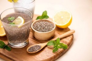 Woda z cytryną i siemieniem lnianym - czy pozwala schudnąć?