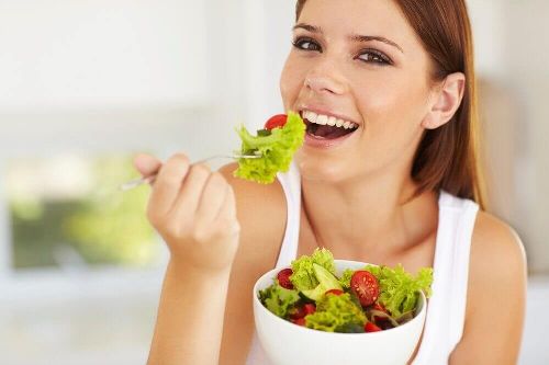 Zdrowe jedzenie kobieta je sałatkę na zdrowe nerki