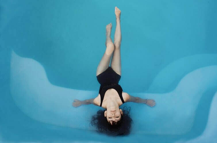 ćwiczenia relaksacyjne kobieta odpoczywa w basenie