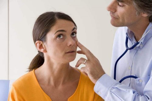 Lekarz zagląda kobiecie do oka