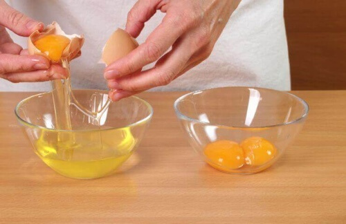 Białka jajek to świetny domowy środek pielęgnujący skórę.