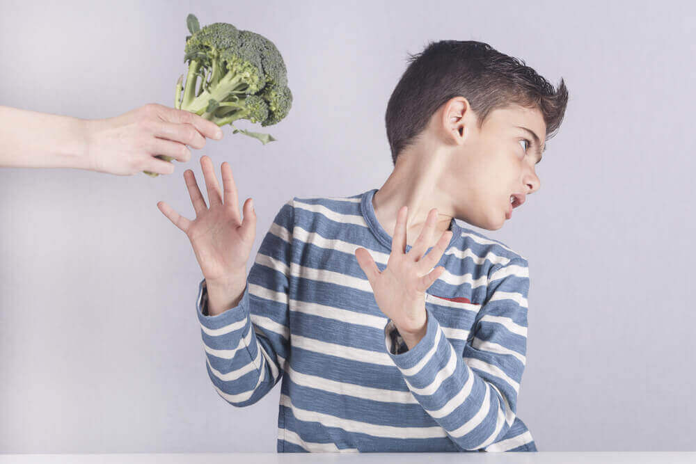 Chłopiec odrzucający warzywa.