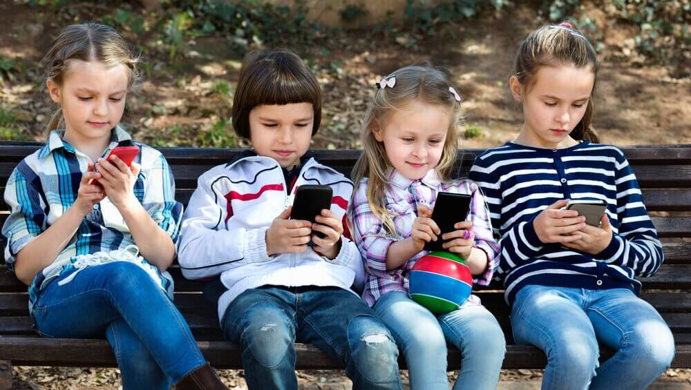 Kryształowe dzieci z telefonami komórkowymi