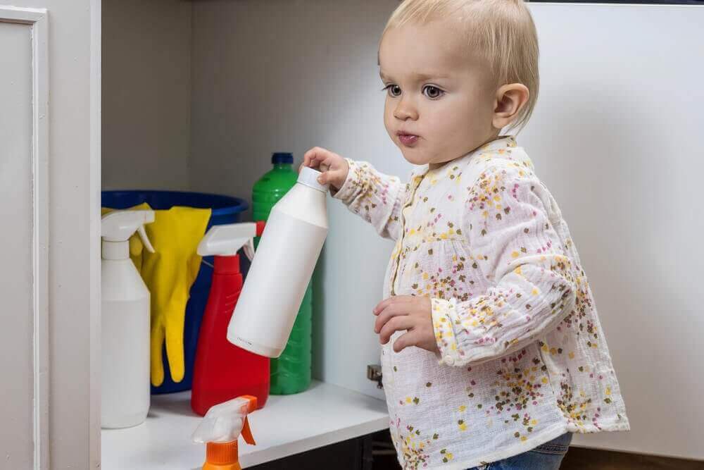 maluch przy szafce z detergentami - dziecko wypiło wybielacz