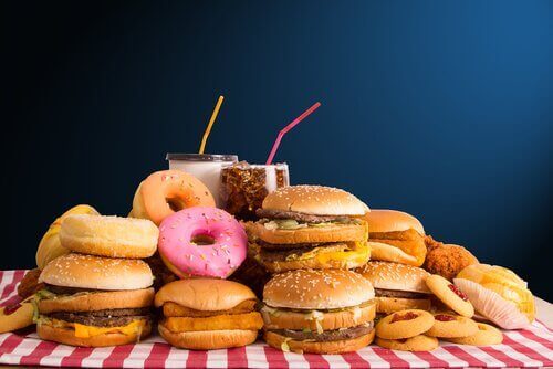 Śmieciowe jedzenie nie wpływa korzystnie na utrzymanie zdrowej wagi