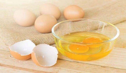 Jajka są doskonałym środkiem nawilżającym przesuszone włosy