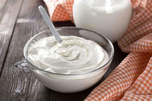 Maska z jogurtu i sody pomocna jeśli cierpisz na przesuszone włosy