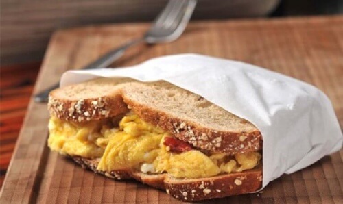 Kanapka jajeczna to wspaniały pomysł na śniadanie na ciepło.