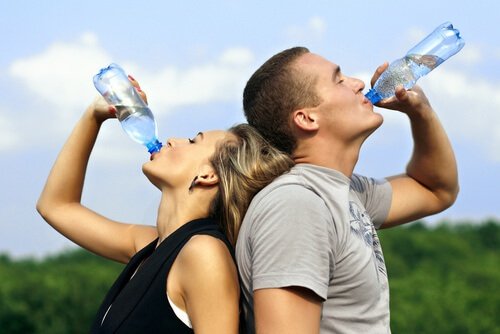 Woda pomaga układowi oddechowemu działać sprawnie poprzez usuwanie zalegającej wydzieliny.