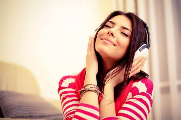 Kobieta słuchająca muzyki, by odepchnąć senność