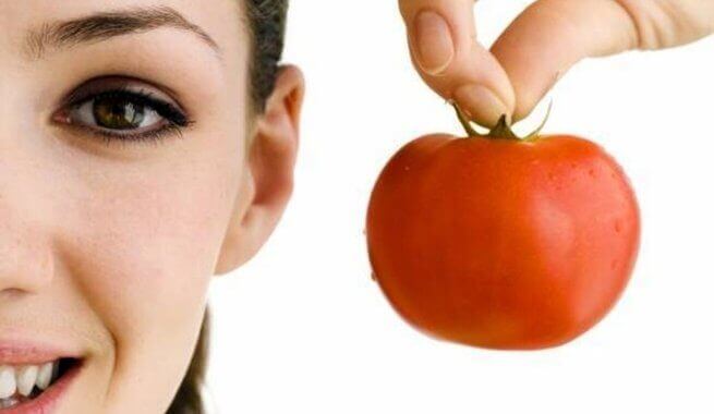 Kobieta z pomidorem.