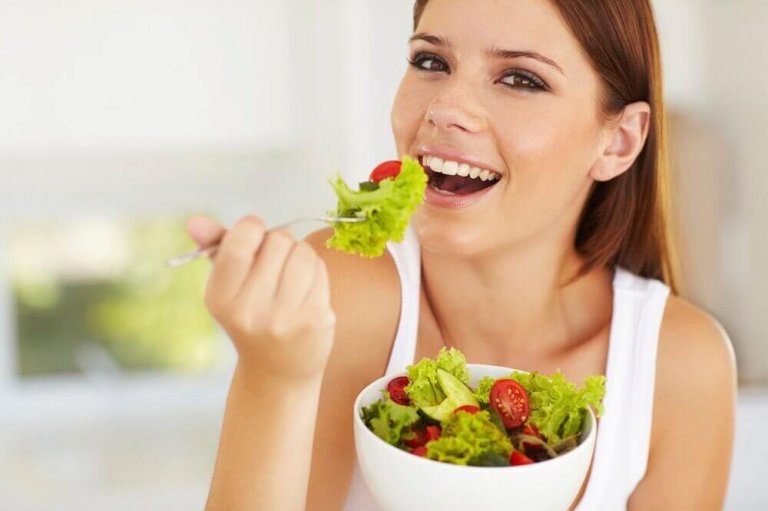 KObieta jedząca sałatkę.