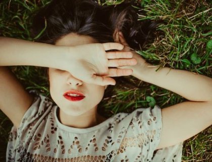 Dziewczyna z zasłoniętymi oczami.