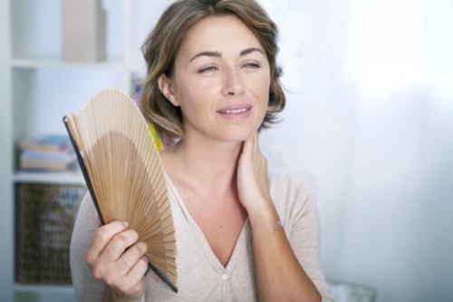 Menopauza wiąże się z objawami takimi jak uderzenia gorąca.
