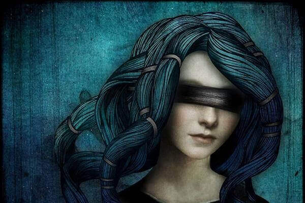 Kobieta w opasce na oczach.