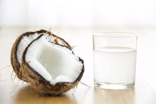 kokos i szklanka wody kokosowej