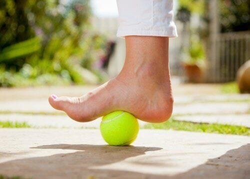 stopa na piłeczce tenisowej - aktywne dyscypliny sportu